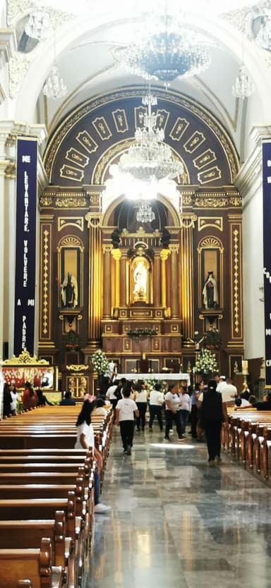 Une église avec des gens et des décorations intérieures.