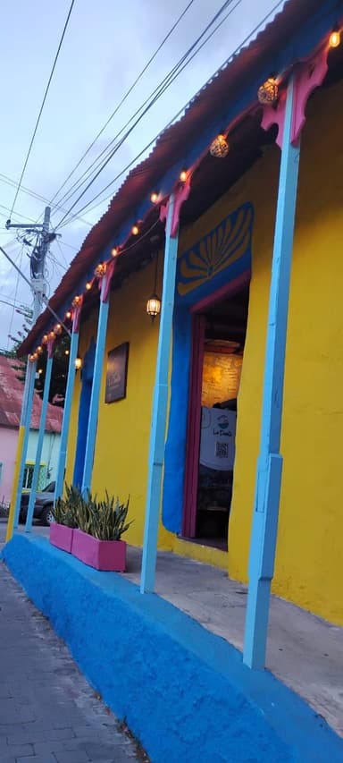 Une maison colorée avec des lumières et des plantes à San José.