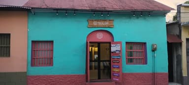 Une maison colorée avec une porte ouverte à San José, Guatemala.