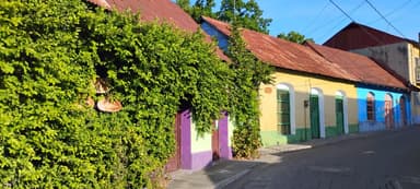 Des maisons colorées avec des plantes vertes à San José, Guatemala.