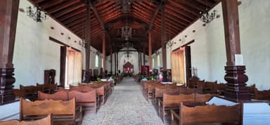 Intérieur d'une église avec des bancs en bois et un plafond en bois.