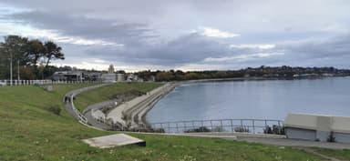 Une vue panoramique de la côte avec des nuages et des arbres.