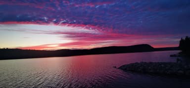 Un coucher de soleil coloré sur un lac tranquille.