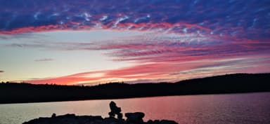 Un coucher de soleil coloré sur un lac tranquille.