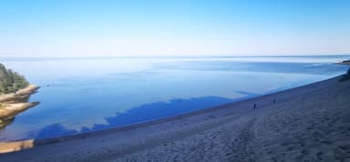 Une vue paisible d'une plage au bord de l'eau.