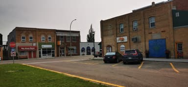 Une rue avec des bâtiments et des voitures à Manitoba, Canada.
