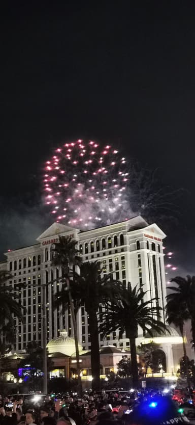 Des feux d'artifice illuminent un bâtiment à Las Vegas.