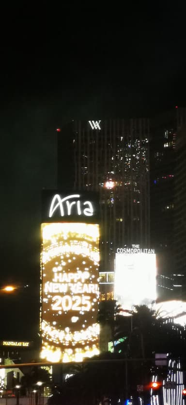 Une vue nocturne des lumières de Las Vegas avec des panneaux publicitaires.