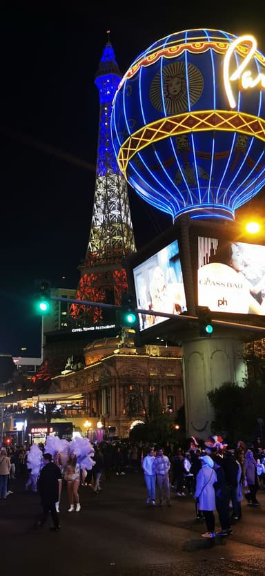 Une scène animée de Las Vegas la nuit avec des lumières vives.