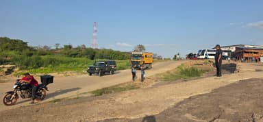 Une route avec des véhicules et des personnes à Puerto Páez, au Venezuela.