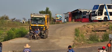 Un camion et une moto sur une route à Puerto Páez.
