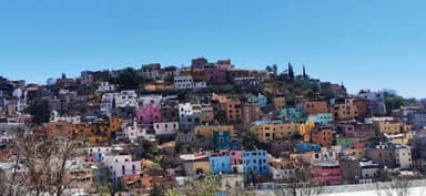 Une vue colorée des maisons à Guanajuato sous un ciel bleu.