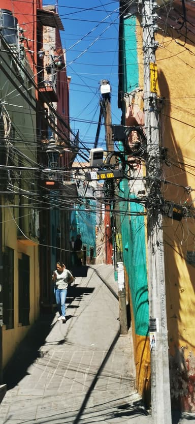 Une rue colorée avec des fils électriques à Guanajuato.