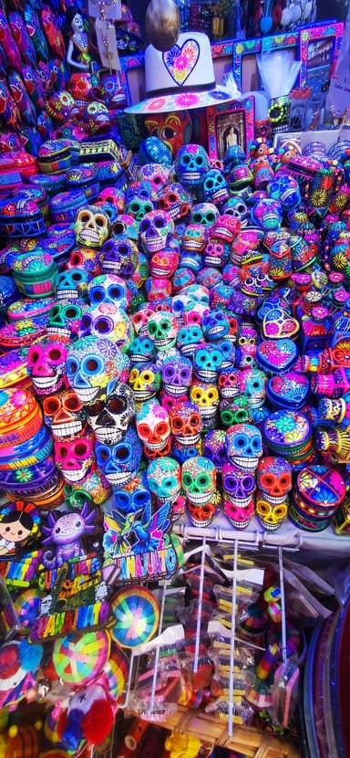 Une multitude de crânes colorés en céramique sur un marché.