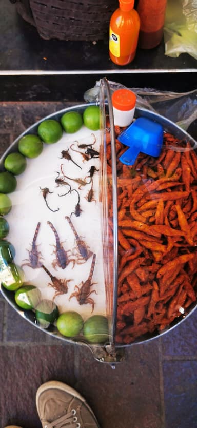 Un plat de nourriture avec des insectes et des limes.