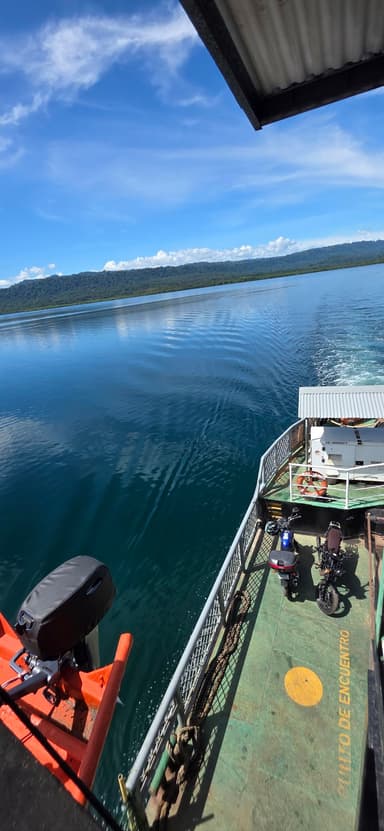 Un paysage paisible sur l'eau avec des montagnes en arrière-plan.