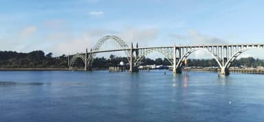 Un pont emblématique sur l'eau à Newport, États-Unis, sous un ciel clair.