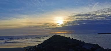 Un coucher de soleil sur un jetée à Newport, États-Unis.