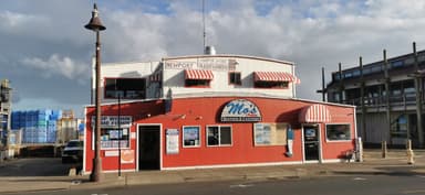 Un restaurant de fruits de mer à Newport sous un ciel nuageux.