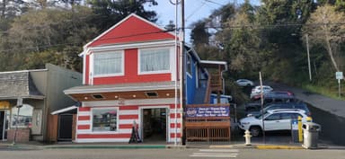 Un bâtiment coloré avec des voitures garées à Newport.