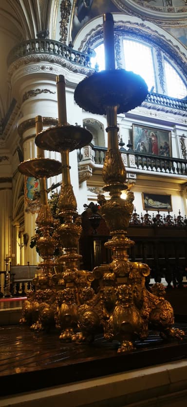 Des candélabres dorés dans une église à Guadalajara.