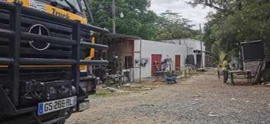 Un camion garé près d'un atelier dans une rue de Comayagua.