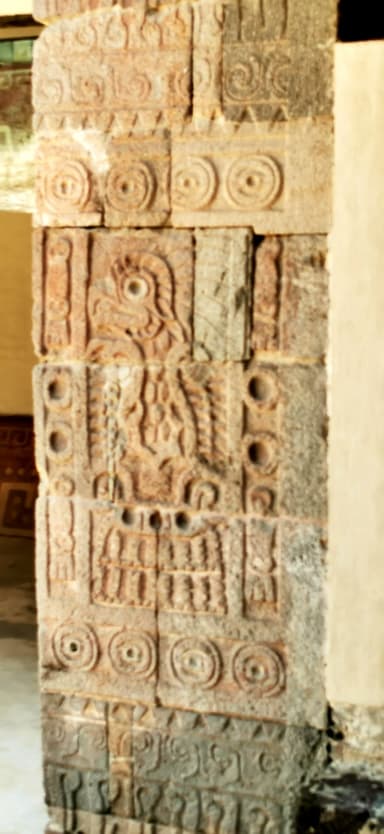 Un mur avec des sculptures anciennes à Ecatepec de Morelos.