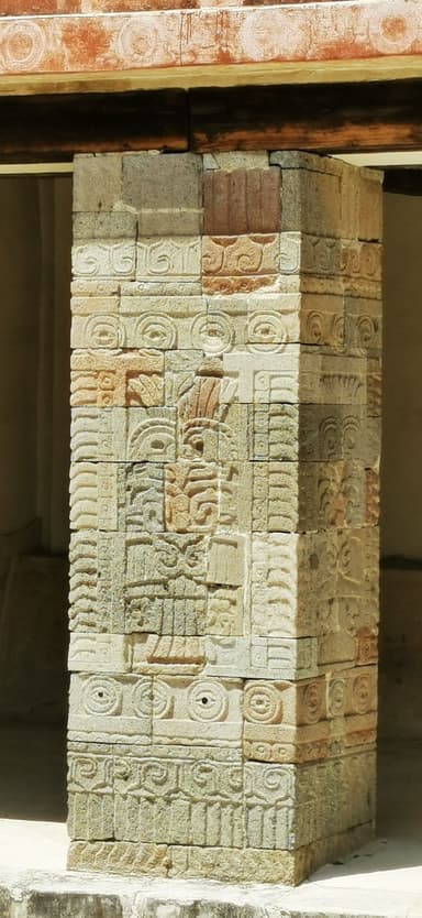 Un pilier sculpté avec des motifs anciens et des détails architecturaux.