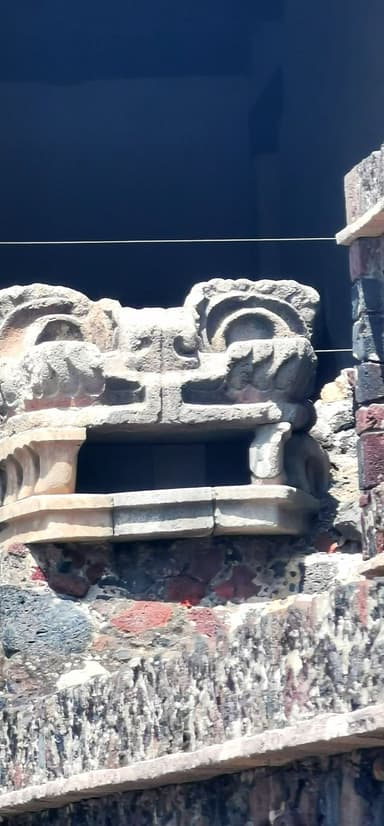 Une sculpture en pierre avec des motifs anciens et des couleurs variées.