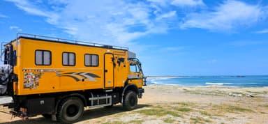 Un camion jaune près de la mer à Salinas, Équateur.