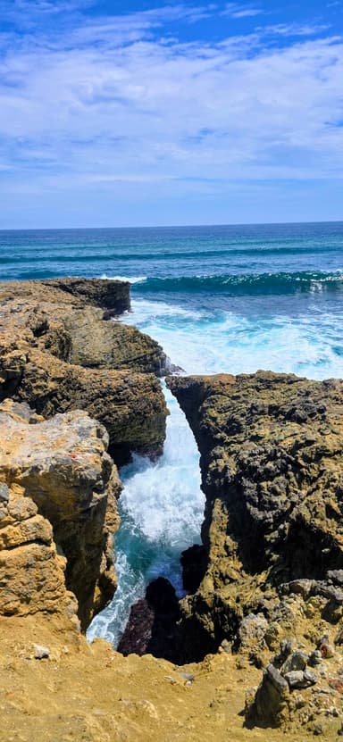 Un paysage côtier avec des vagues frappant les rochers à Salinas.