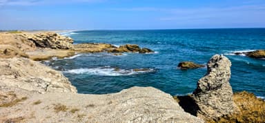 Une vue côtière avec des rochers et la mer à Salinas.