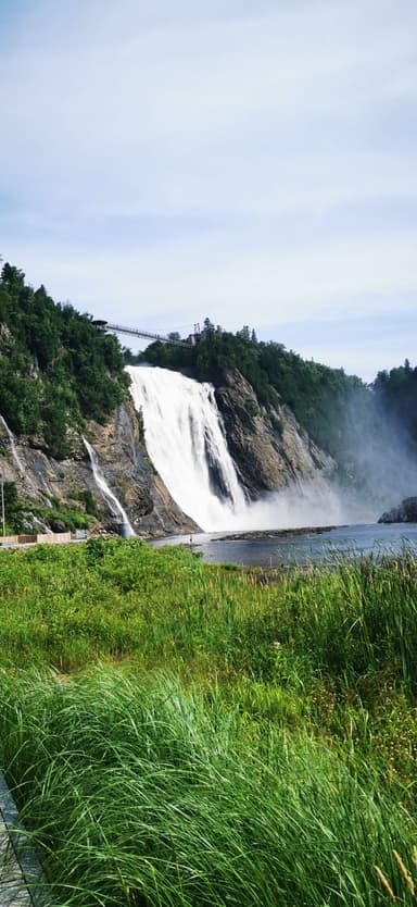 Une cascade majestueuse entourée de verdure à Québec.