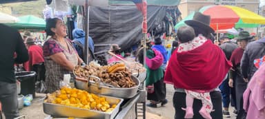 Un marché animé avec des vendeurs et des clients à Chimborazo.