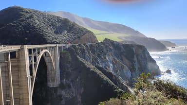 Un pont surplombant une falaise au bord de l'océan.