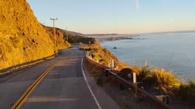 Une route côtière au coucher du soleil en Californie.