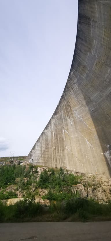 Une grande structure en béton sous un ciel nuageux.