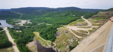Vue panoramique des collines verdoyantes et de la rivière.