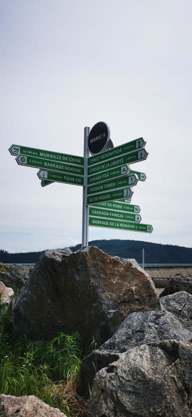 Un panneau de signalisation avec des directions et des distances.