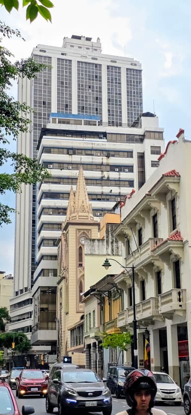 Une rue avec des bâtiments modernes et historiques à Guayaquil.