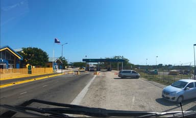 Un point de contrôle routier à Chetumal, sous un ciel bleu.