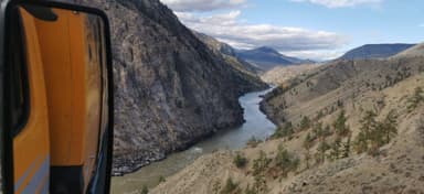 Une vue d'une rivière serpentant à travers des montagnes dans la vallée de Pemberton.