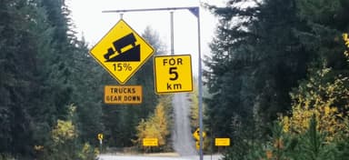 Un panneau de signalisation sur une route forestière.