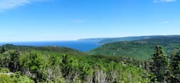 Une vue panoramique des montagnes et de l'océan.