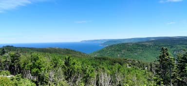Une vue panoramique des montagnes et de l'océan.