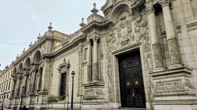 Un bâtiment historique avec une architecture détaillée à Lima.