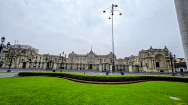 Un bâtiment historique avec un ciel nuageux à Lima.