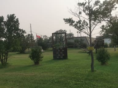Un parc avec des arbres et une sculpture au Canada.