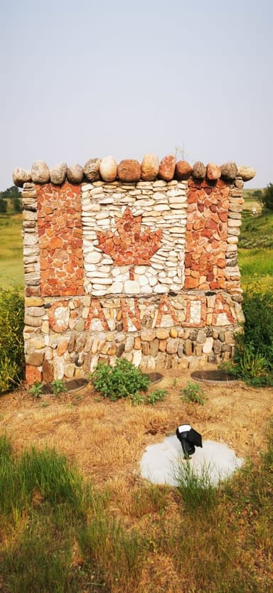 Un panneau en pierre avec le mot Canada et une feuille d'érable.