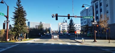 Une rue à Fairbanks avec des feux de circulation et des bâtiments en arrière-plan.